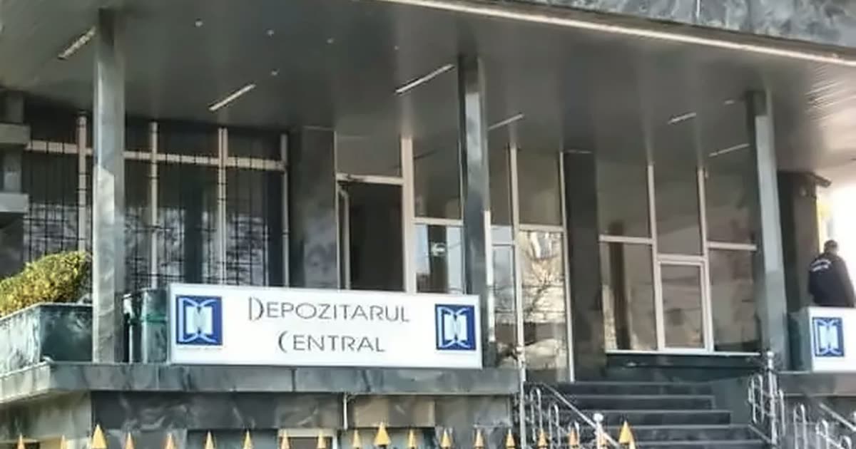 Intrarea în sediul Depozitarului Central din București, cu panoul instituției și sigla deasupra treptelor